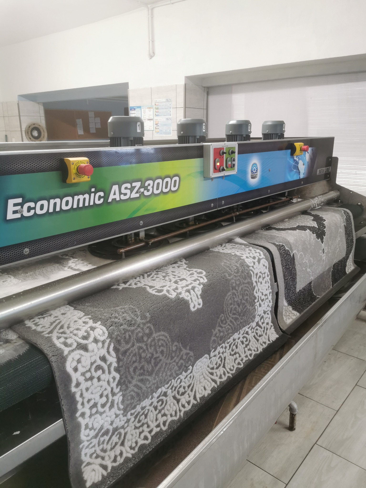 Automat piorący posiada 4 szczotki o twardym włosiu które skutecznie wyszorują Twój dywan