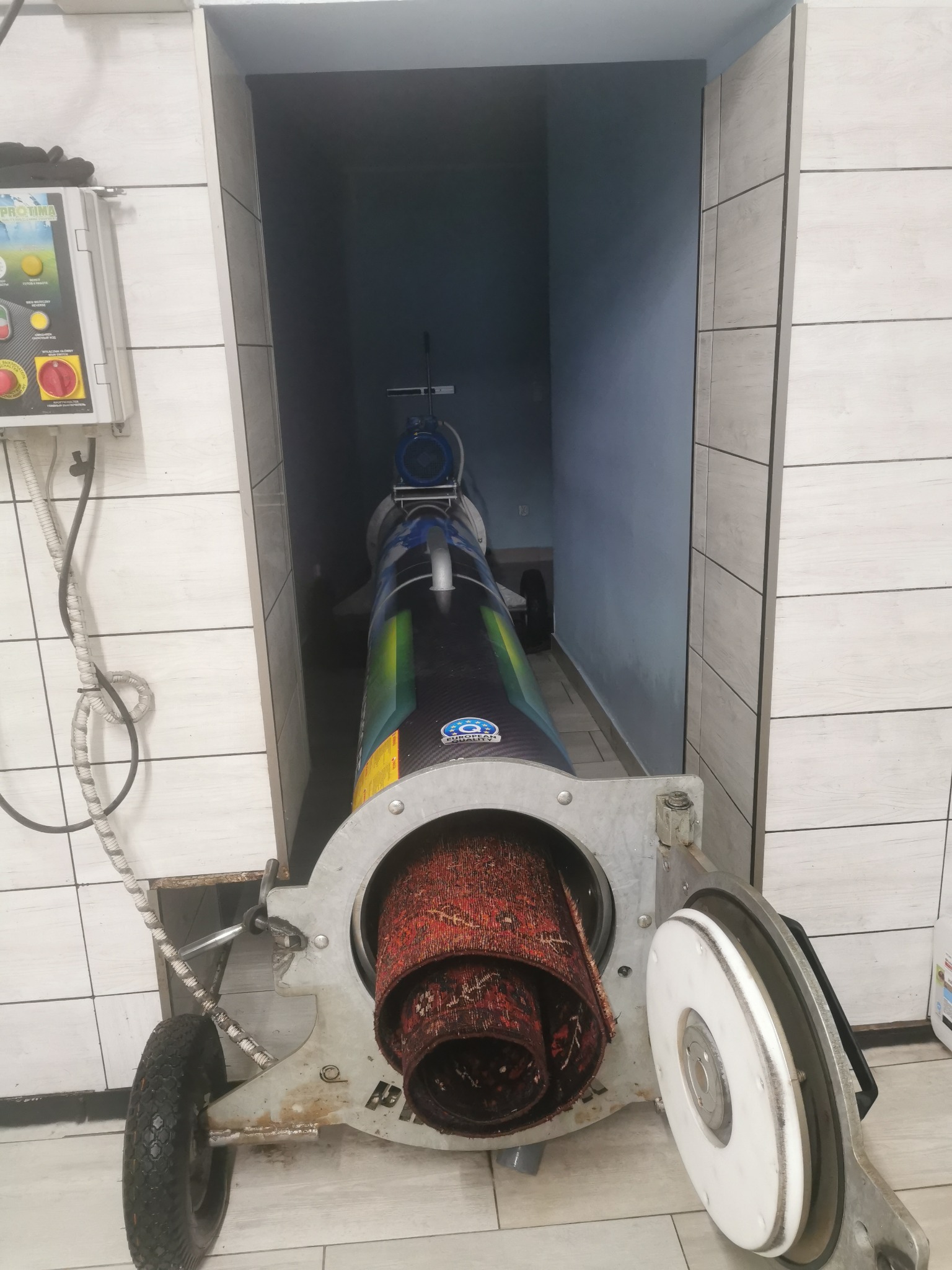 W naszej pralni każdy dywan trafia do wirówki która usuwa 95 % wody
