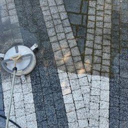 Czyszczenie kostki na podjeździe z użyciem przystawki do kostki. Profesjonalnie wykonywanie zleceń.