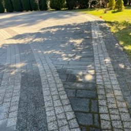 Czyszczenie kostki z posypką metodą ciśnieniową.