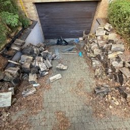 Clean Corner - Mateusz Zalewski - Podjazd do domu przed uporządkowaniem oraz myciem ciśnieniowym kostki.