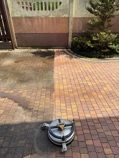 Mycie kostki z wykorzystaniem przystawki do kostki. Realizacja na terenie Warszawy.