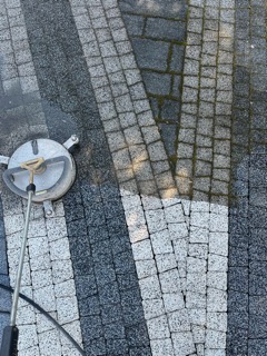 Czyszczenie kostki na podjeździe z użyciem przystawki do kostki. Profesjonalnie wykonywanie zleceń.