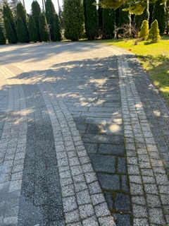 Czyszczenie kostki z posypką metodą ciśnieniową.