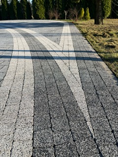 Nowy wygląd kostki betonowej z posypką po dokładnym myciu ciśnieniowym.