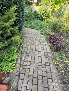 Czyszczenie kolorowej kostki betonowej, a następnie uzupełnienie piaskiem.