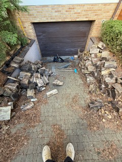 Podjazd do domu przed uporządkowaniem oraz myciem ciśnieniowym kostki.