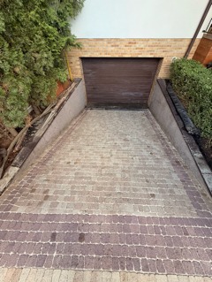 Podjazd do domu po uporządkowaniu oraz myciu ciśnieniowym kostki.