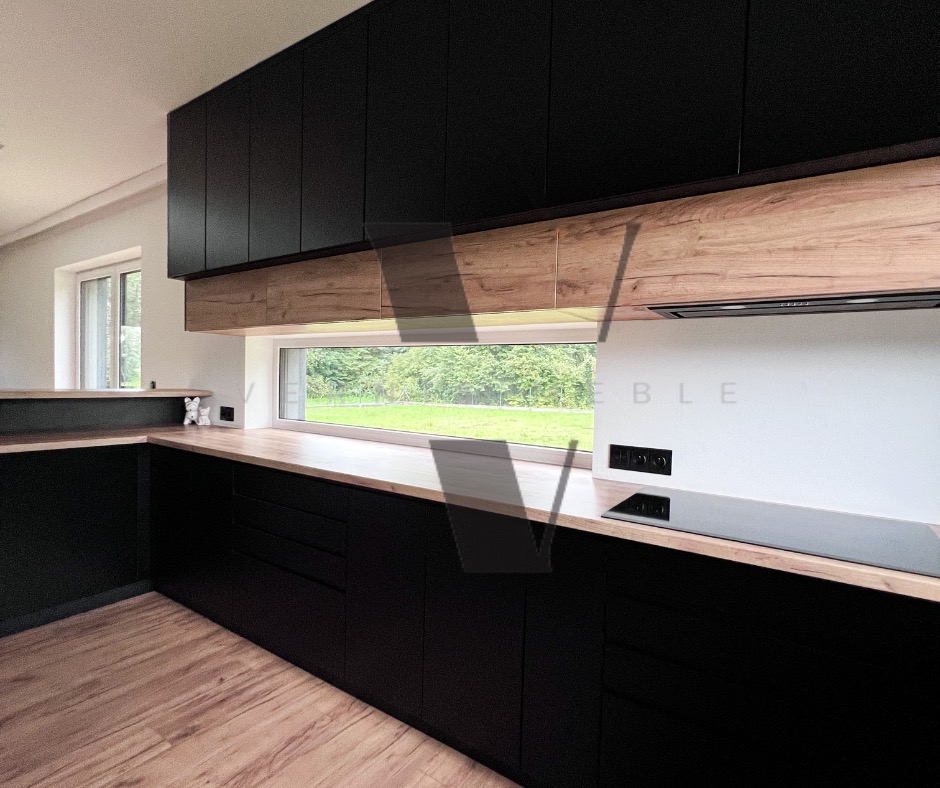 Nowoczesna kuchnia na wymiar z czarnymi szafkami górnymi i dolnymi, drewnianym blatem oraz oknem z widokiem na zieleń, minimalistyczny design.