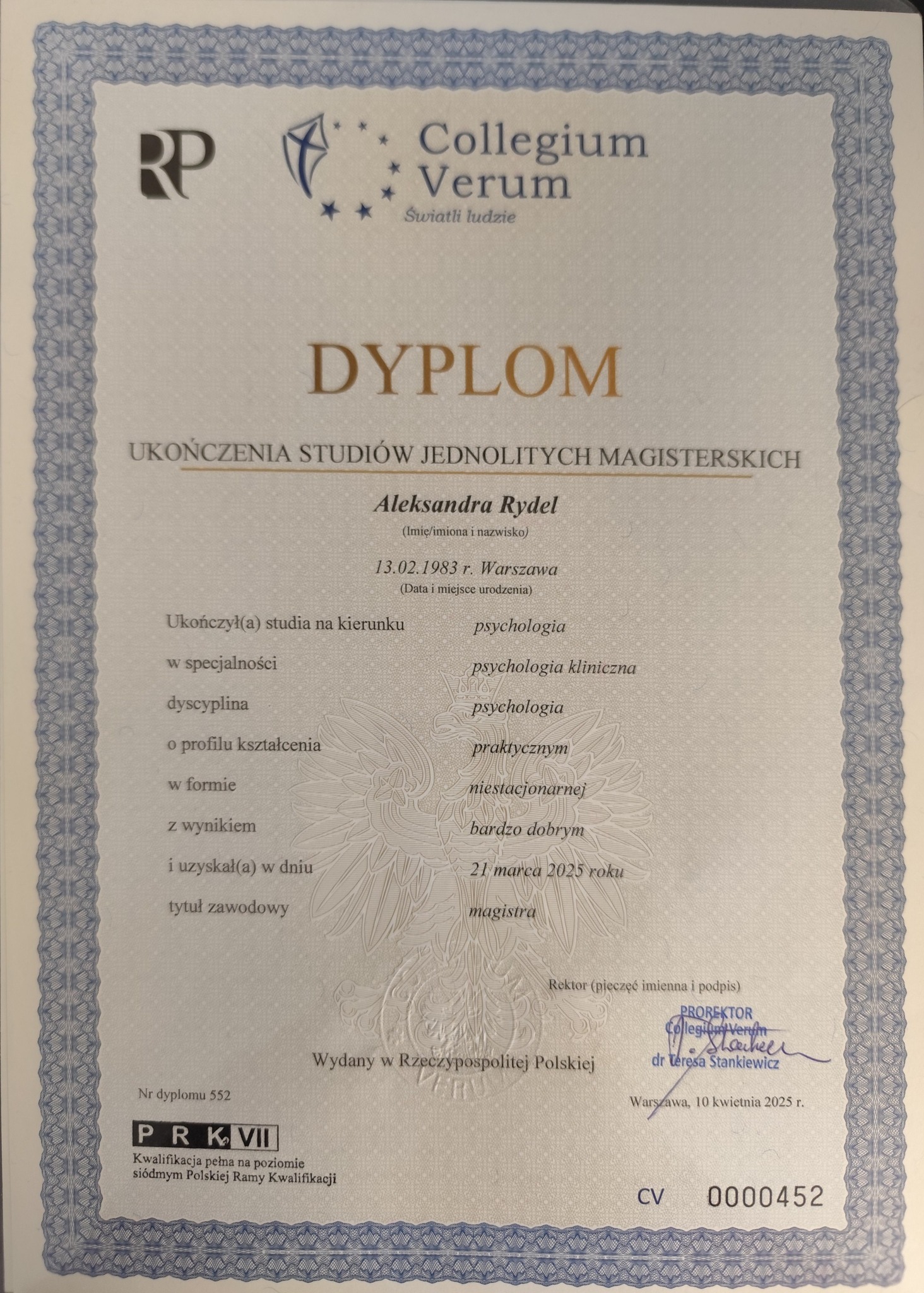 Dyplom ukończenia studiów magisterskich z psychologii klinicznej, wydany przez Collegium Verum, z podpisem rektora i datą 10 kwietnia 2025.