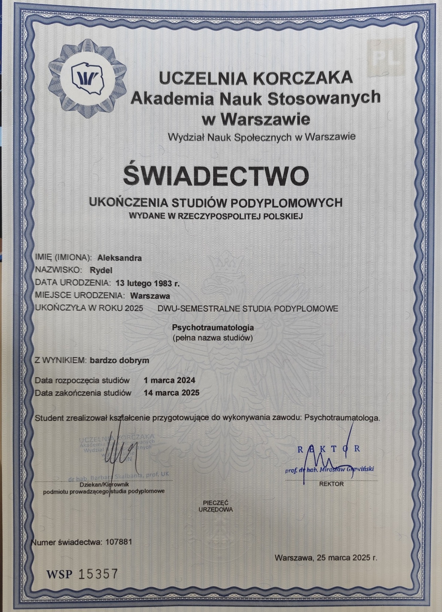 Świadectwo ukończenia studiów podyplomowych z psychotraumatologii, wydane przez Uczelnię Korczaka w Warszawie. Dokument zawiera dane absolwenta i daty rozpoczęcia oraz ukończenia studiów.