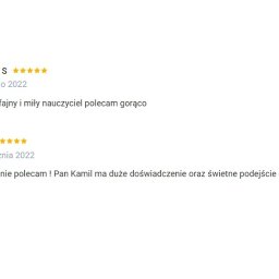 Nauka Języków Obcych - Kamil Ligocki - Zrzut ekranu z pozytywnymi opiniami od klientów Tomasza S i Ani z oceną 5 gwiazdek, chwalących nauczyciela za bycie fajnym, miłym i posiadanie dużego doświadczenia oraz świetnego podejścia do uczniów.