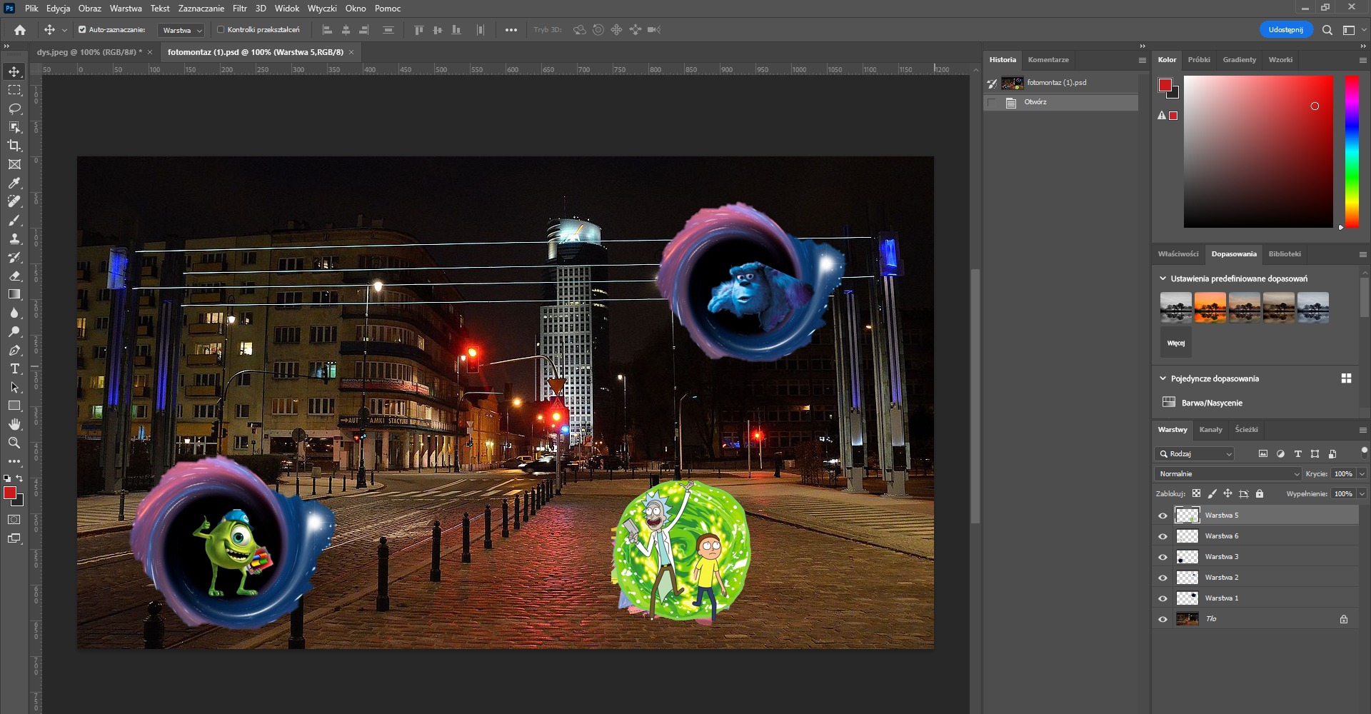 Fotomanipulacja w Photoshopie: nocny krajobraz miasta z nałożonymi postaciami z kreskówek w wirujących portalach, widoczne narzędzia i warstwy programu graficznego.