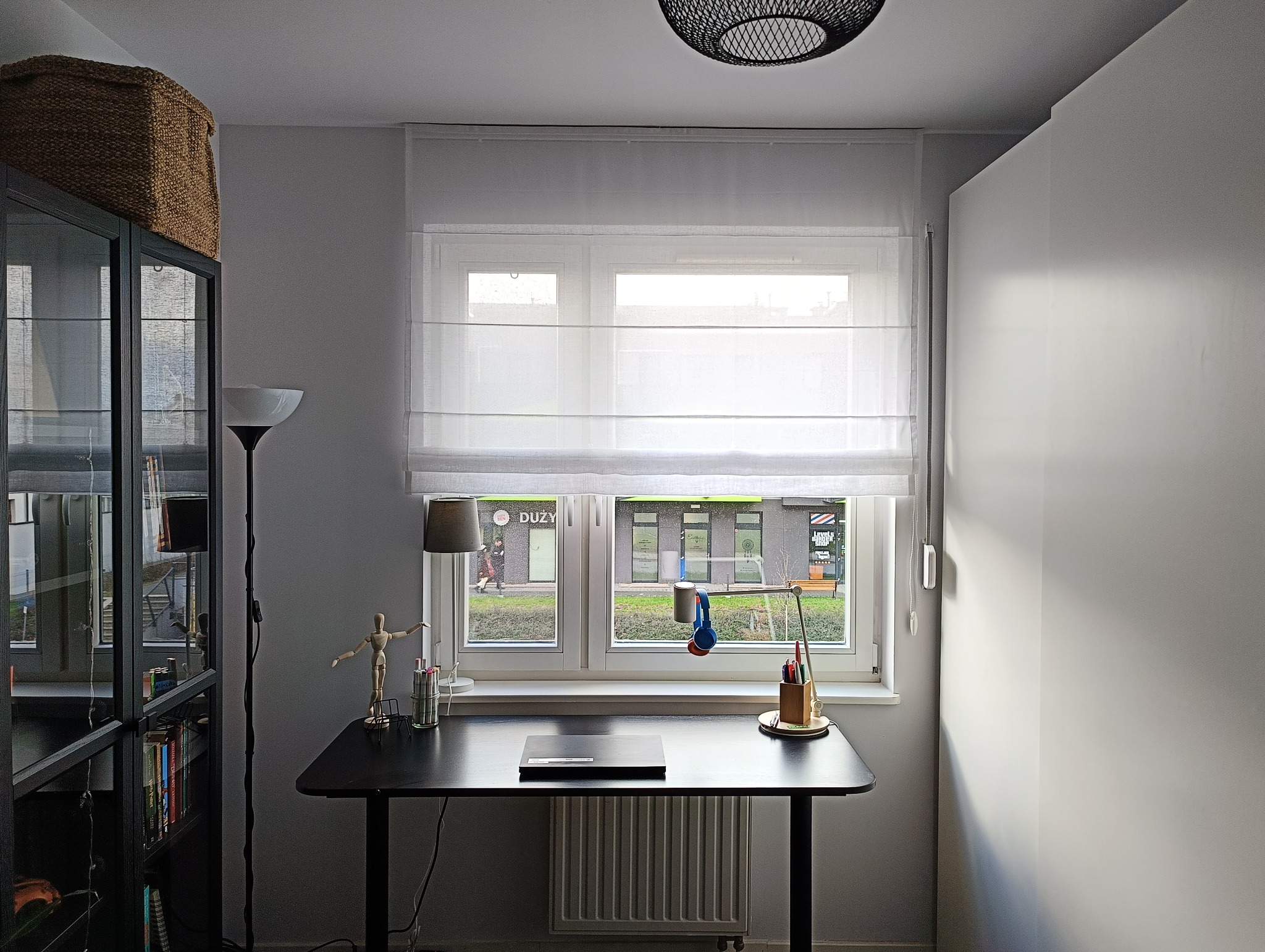 Roleta Rzymska, montowana w sposób bezpyłowy, inwazyjny do sufitu.