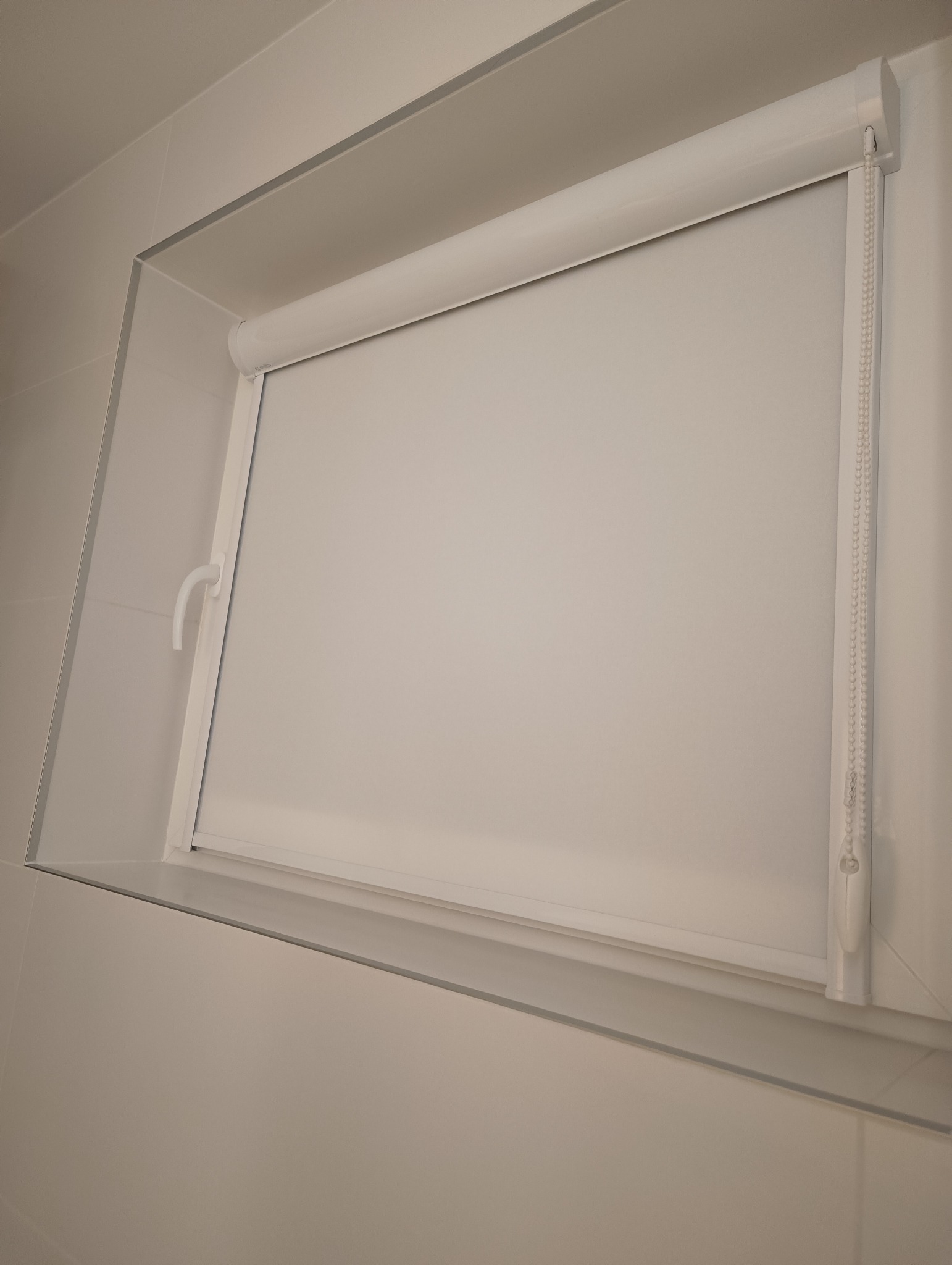 Roleta jednolita w kasecie z prowadnicami.