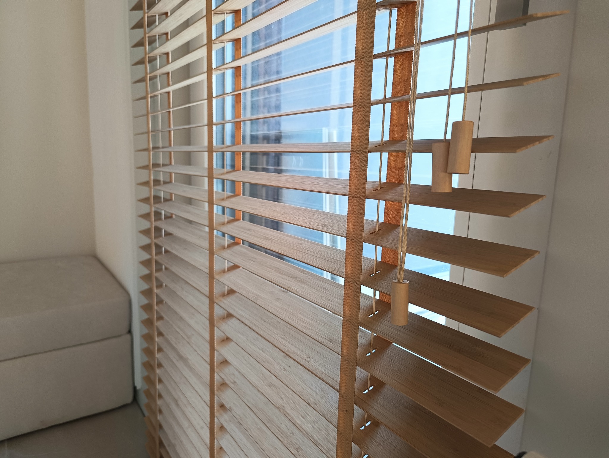 Żaluzja bambusowa 50 mm z taśmą w kolorze lameli.