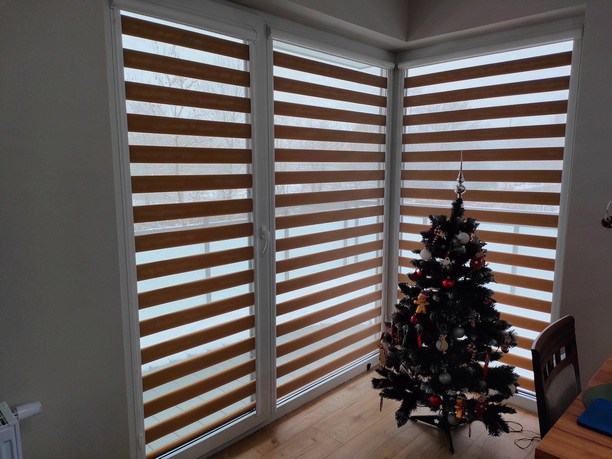 Rolety dzień no w kasecie z prowadnicami.