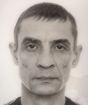 Portret mężczyzny z Poznania, prawdopodobnie pracownika firmy remontowej, wykonany w czerni i bieli.