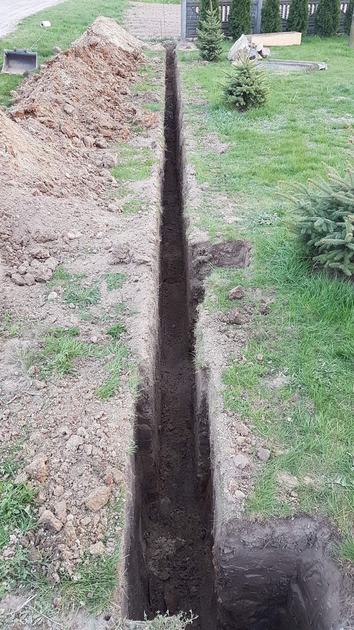 Wykop pod fundament plotu