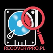 Stylizowane logo przedstawiające dysk twardy z niebieskim talerzem, umieszczone w czarnej obudowie z białą obwódką. Obok dysku powiększająca go czerwona lupa. Pod spodem napis RECOVERYPRO.PL.