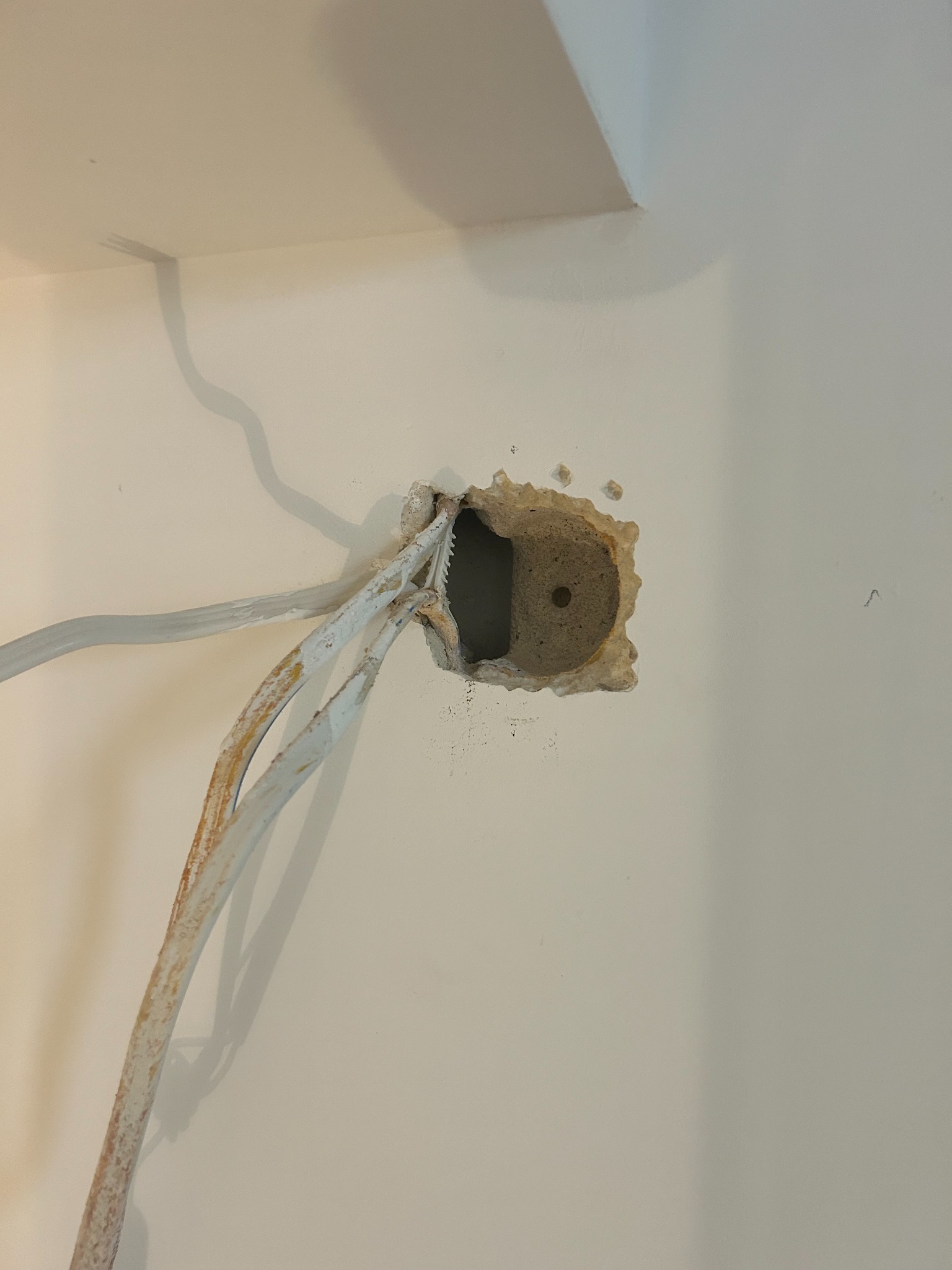 Przed instalacją kinkietu