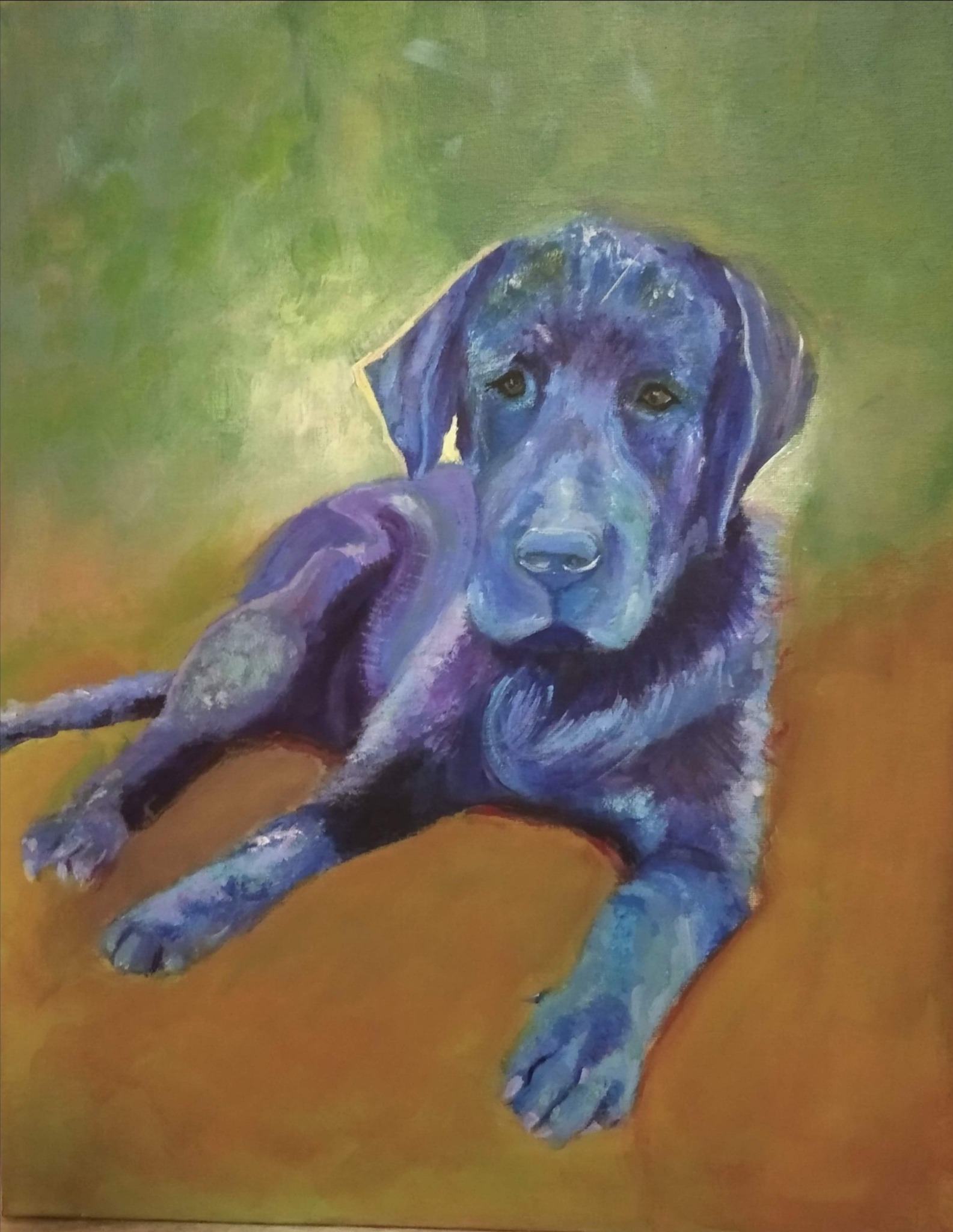 Portret leżącego psa rasy labrador w odcieniach błękitu i fioletu, namalowany farbami olejnymi na płótnie z zielono-brązowym tłem.