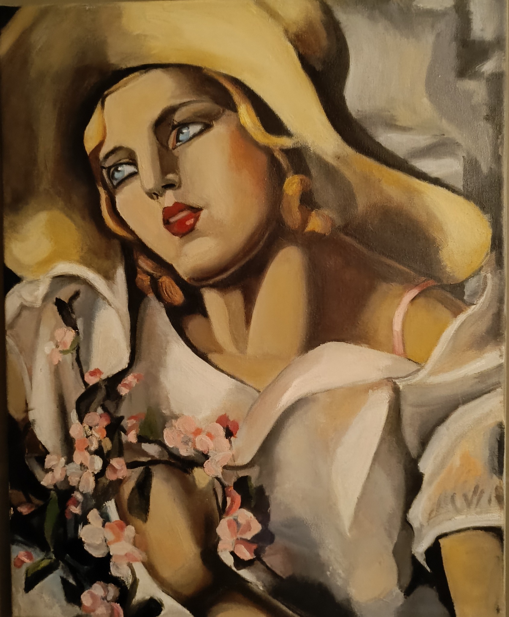 Portret kobiety w kapeluszu, w stylu art deco, z delikatnym bukietem różowych kwiatów, namalowany farbami olejnymi na płótnie.