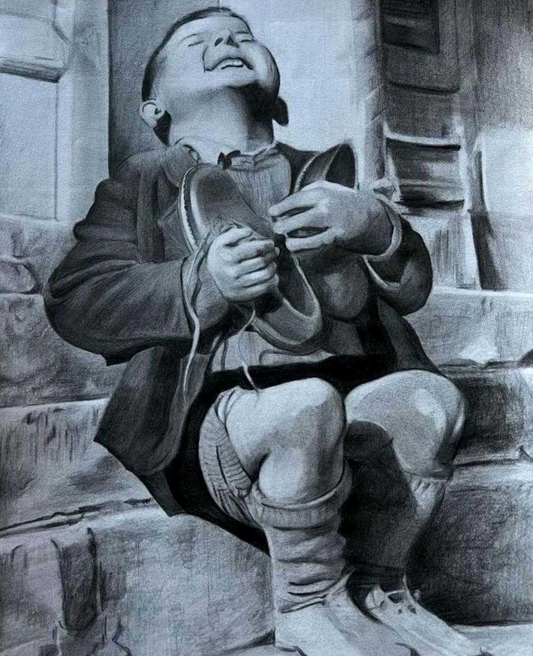 Ręcznie rysowany portret chłopca siedzącego na kamiennych schodach, trzymającego parę butów i szeroko uśmiechniętego.