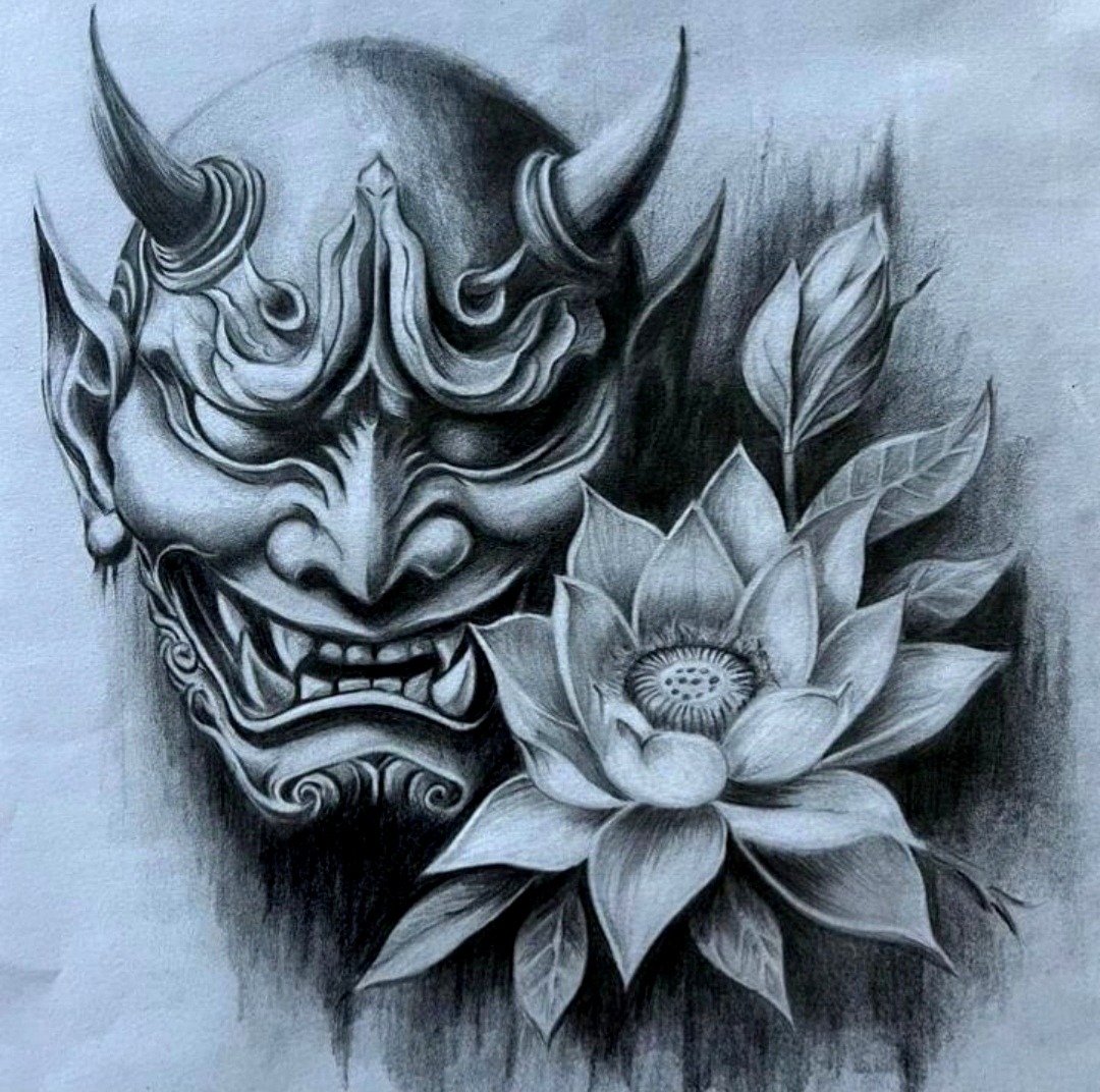 Grafitowy szkic maski Hannya z rogami i lotosu z liśćmi, cieniowany na szarym papierze.