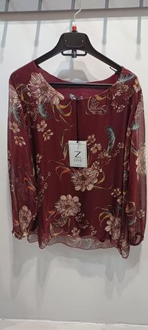 Burgundowa bluzka damska z długim rękawem i kwiatowym wzorem, wisząca na czarnym wieszaku z etykietą marki 'Z ONE'.