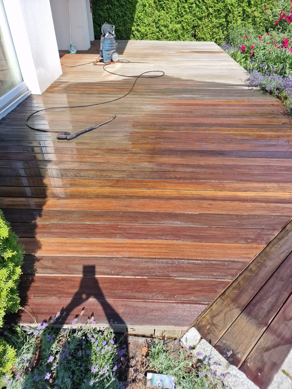 Renowacja tarasu drewnianego z póżniejszym olejowaniem tarasu.