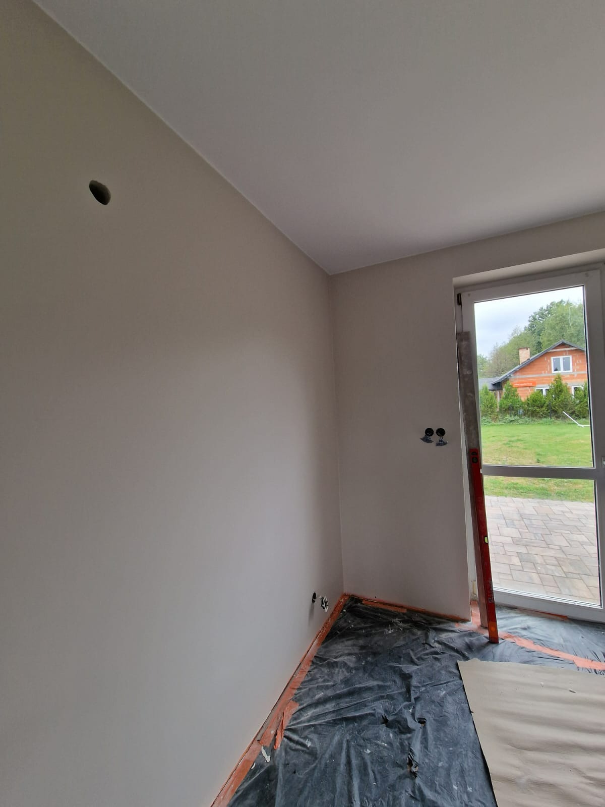 Ściany po wykonaniu gładzi i malowaniu.