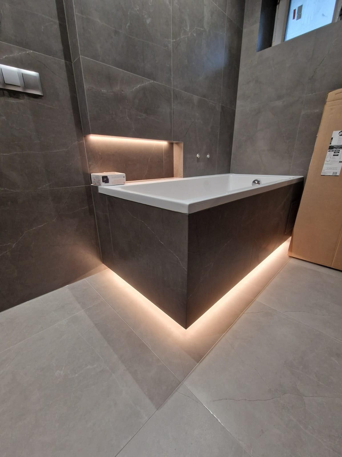 Wykonanie oświetlenia LED pod wanną oraz w półce nad wanną.