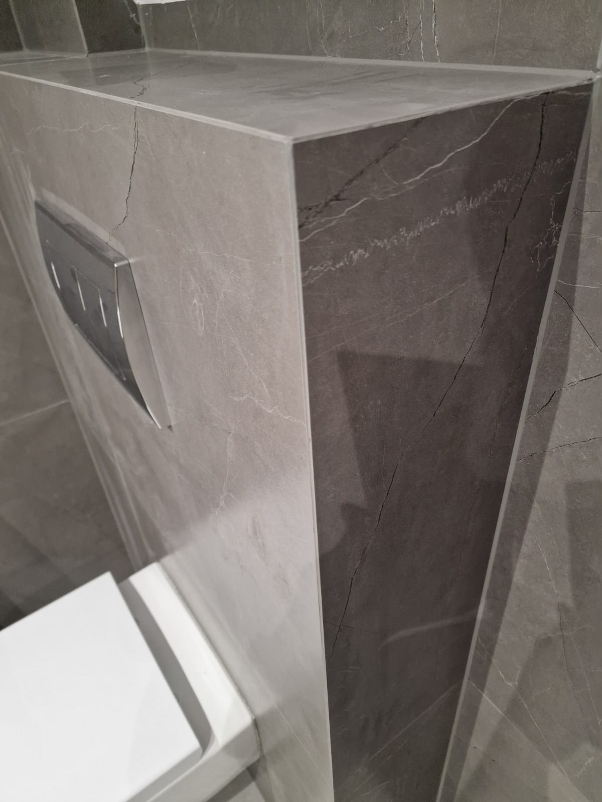 Płytki zacięte pod kątem 45 stop. na stelażu do WC.