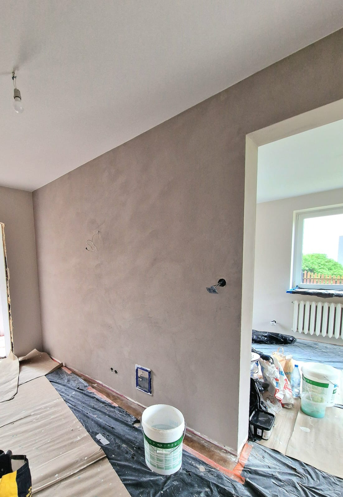 Ścianka z tynku dekoracyjnego.