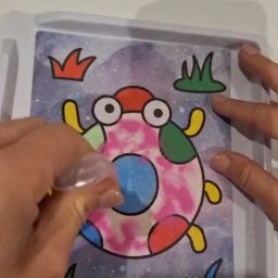 Daria Centka Jendrzej - Kolorowanie piaskiem szablonu z motywem zwierzęcym. Dziecięca zabawa kreatywna z użyciem kolorowego piasku i plastikowego aplikatora. Zabawa edukacyjna dla dzieci.