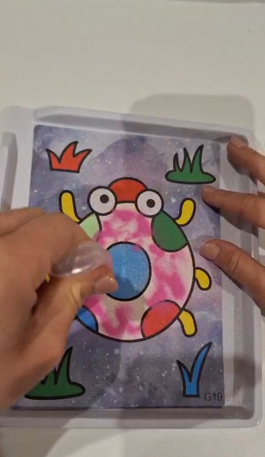 Kolorowanie piaskiem szablonu z motywem zwierzęcym. Dziecięca zabawa kreatywna z użyciem kolorowego piasku i plastikowego aplikatora. Zabawa edukacyjna dla dzieci.