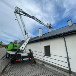 Mycie dachu z podnośnika