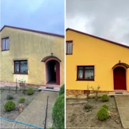 Zdjęcie elewacji domu przed i po czyszczeniu. Lewa strona brudna, prawa odświeżona, w intensywnym żółtym kolorze. Widoczne okna i drzwi wejściowe.