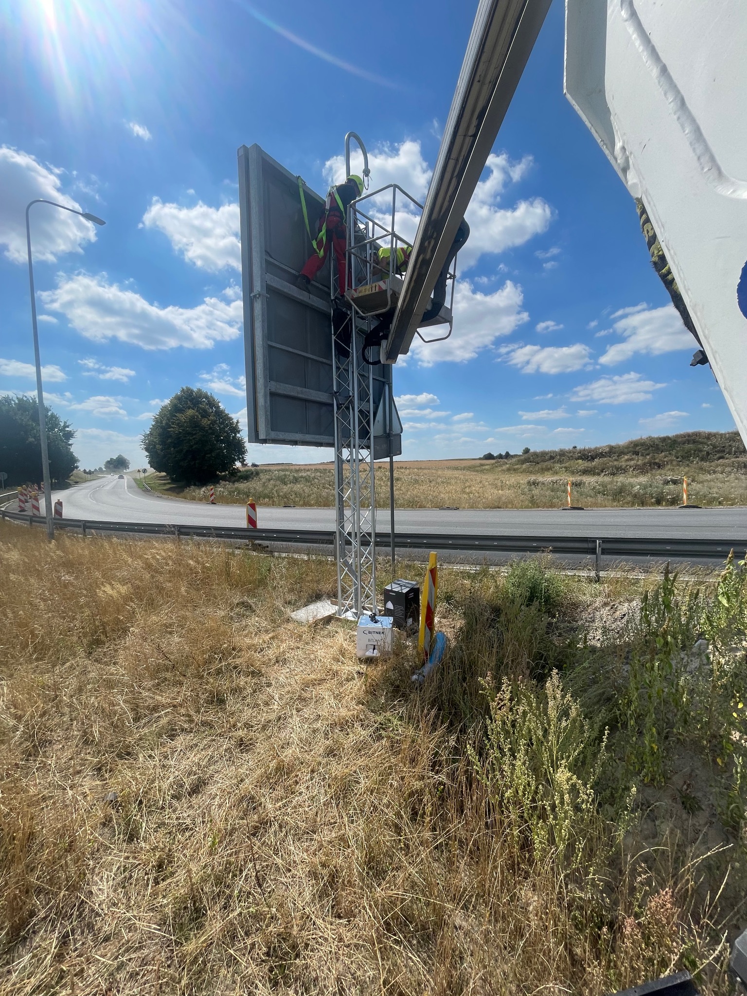 Montaż kamery przy obwodnicy Opatowa