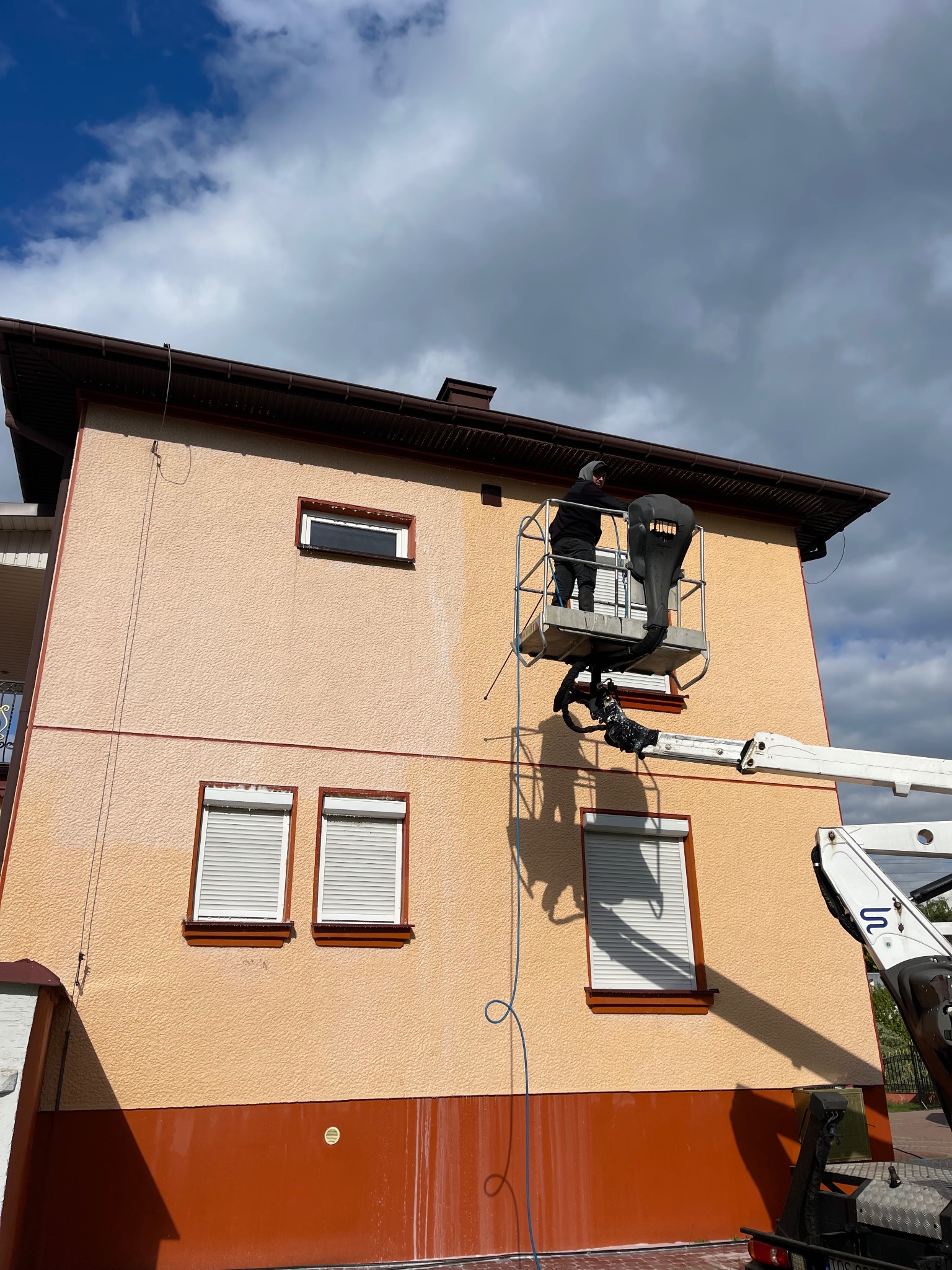 Mycie elewacji domu jednorodzinnego