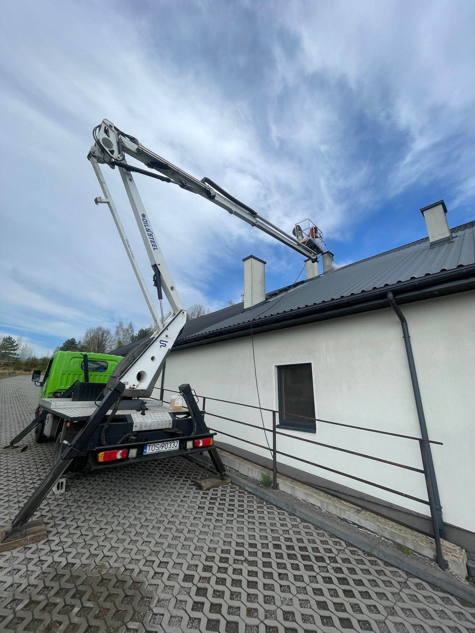 Mycie dachu z podnośnika