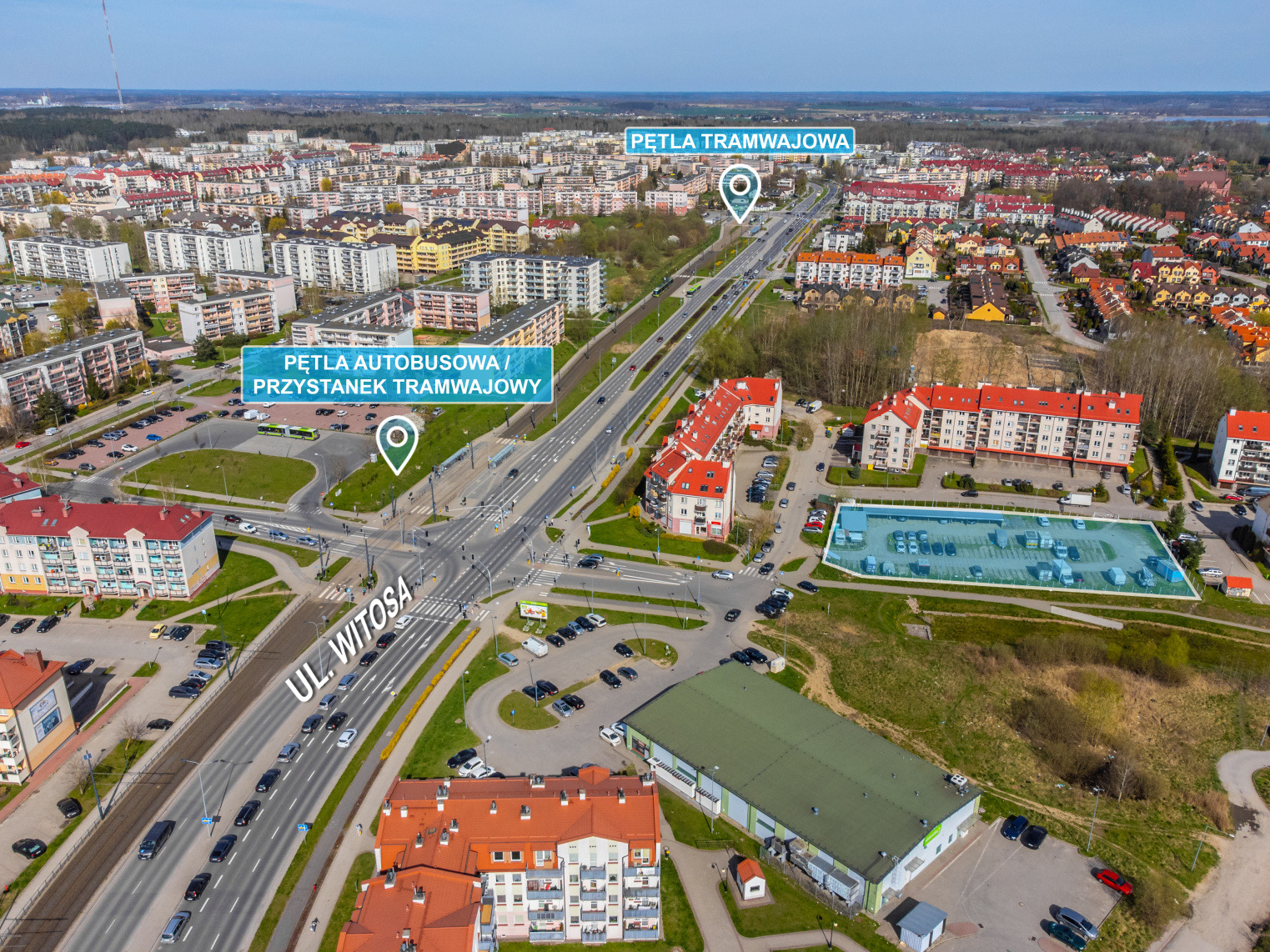 Zdjęcie lotnicze osiedla miejskiego z zaznaczonymi punktami: pętla tramwajowa, pętla autobusowa/przystanek tramwajowy i ulicą Witosa.