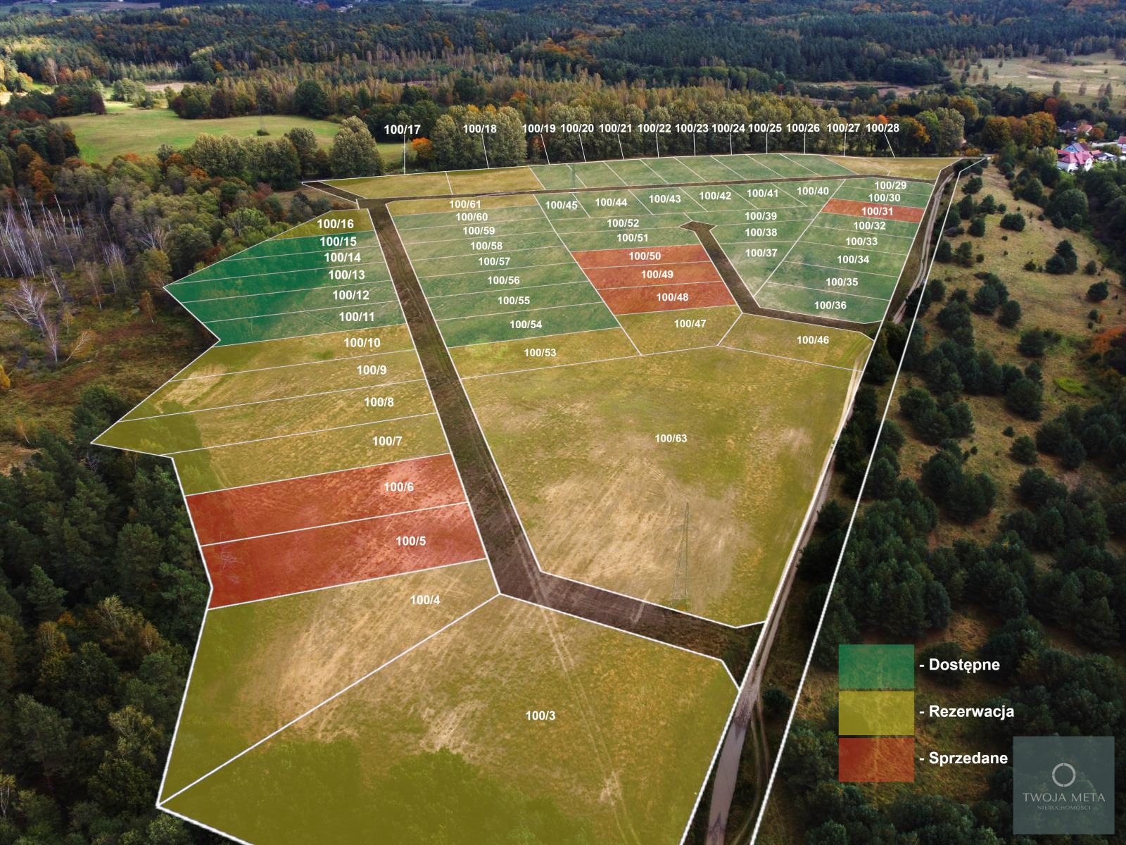 Widok z lotu ptaka na działki budowlane z zaznaczonym statusem dostępności, rezerwacji i sprzedaży, otoczone lasem.