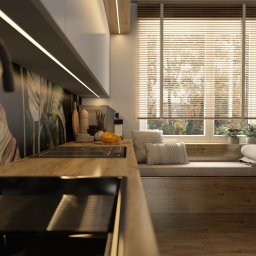 Twórczy Zmysł Kinga Ślepecka Pracownia Projektowa - Nowoczesna kuchnia z drewnianymi blatami, wzorzystą tapetą z motywem liści, oknem z żaluzjami i siedziskiem pod oknem. Widok z perspektywy zlewu.