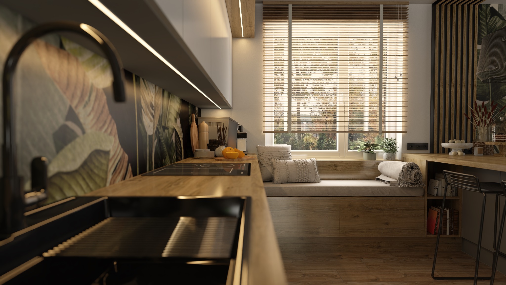 Nowoczesna kuchnia z drewnianymi blatami, wzorzystą tapetą z motywem liści, oknem z żaluzjami i siedziskiem pod oknem. Widok z perspektywy zlewu.