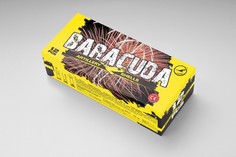 Żółte pudełko z fajerwerkami 'Barracuda Artillery Shells' na jasnym tle, widoczne grafiki fajerwerków i informacje o produkcie.