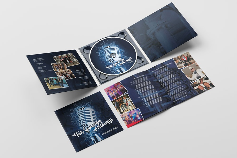 Rozłożony digipack płyty CD z grafiką mikrofonu w stylu retro i napisami 'Tak śpiewają wodociągi', prezentujący projekt okładki i wnętrza z listą utworów oraz zdjęciami zespołu.