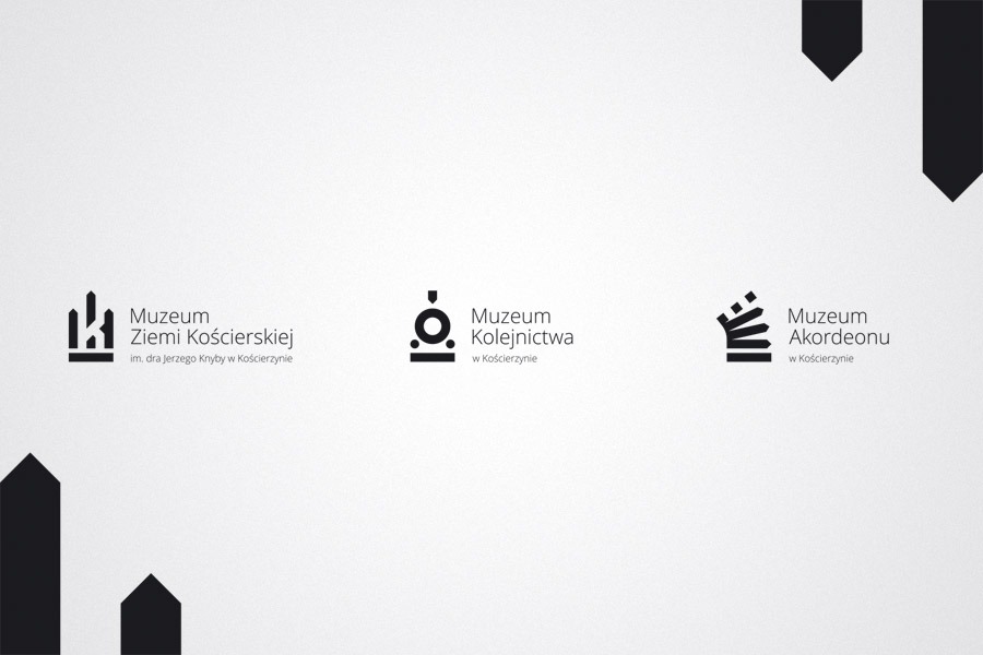 Prezentacja trzech minimalistycznych, czarno-białych znaków graficznych dla muzeów w Kościerzynie: Muzeum Ziemi Kościerskiej, Muzeum Kolejnictwa i Muzeum Akordeonu, umieszczonych na jasnoszarym tle...