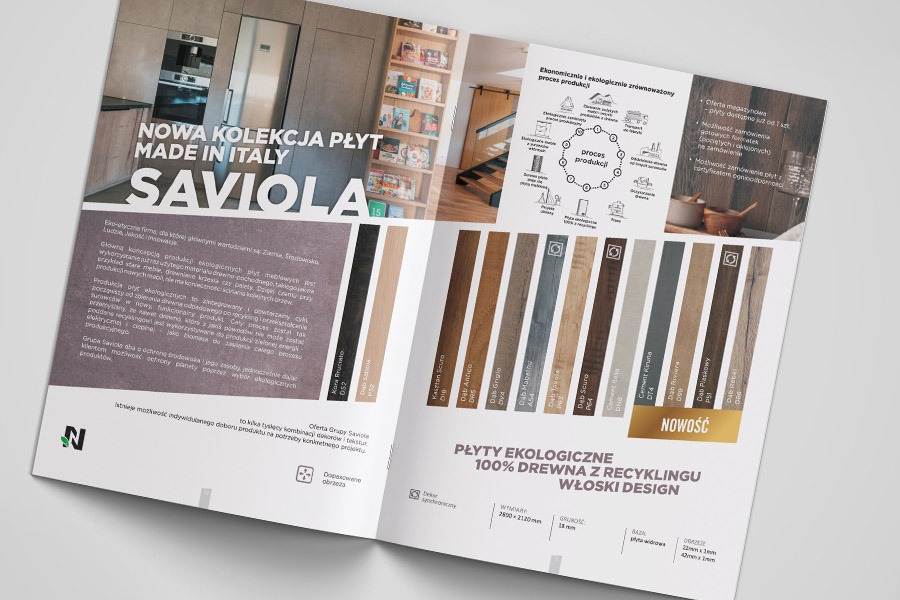 Rozkładówka broszury reklamowej prezentującej kolekcję płyt meblowych 'Saviola Made in Italy' z różnymi wariantami wykończeń drewna, z informacjami o ekologicznym procesie produkcji i korzyściach.